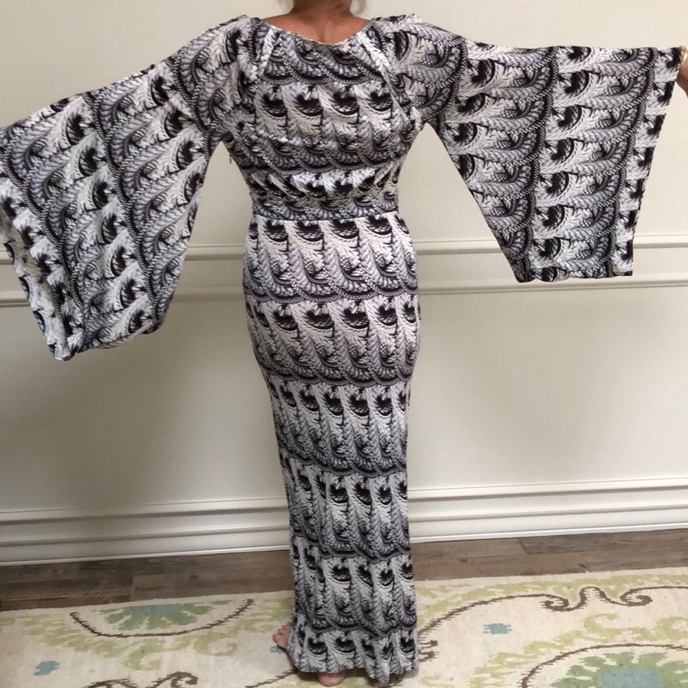Amazing LIEFSDOTTIR bell sleeved maxi dress - Picture 4 of 5